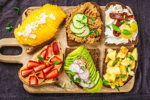 Sandwiches mit Mango, Erdbeere, Tofupastete, Avocado, Kartoffeln — Stockfoto