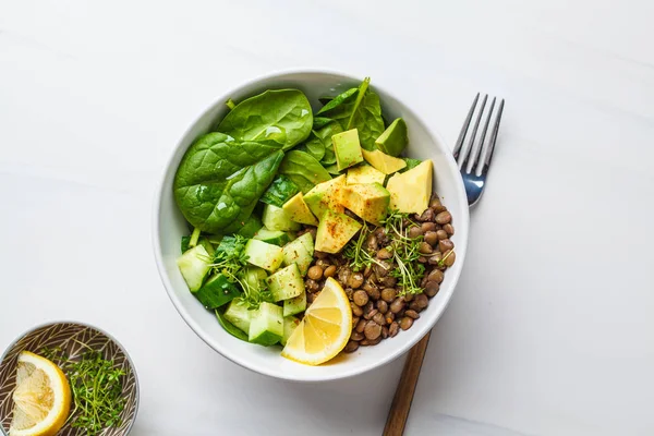 Grüner Salat mit Spinat, Linsen, Avocado und Gurke. — Stockfoto