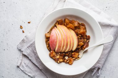 Beyaz plakalı elma şekeri yulaf net, üst görünüm.