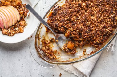 Cam çanak, üst görünümde elma şekeri yulaf net.