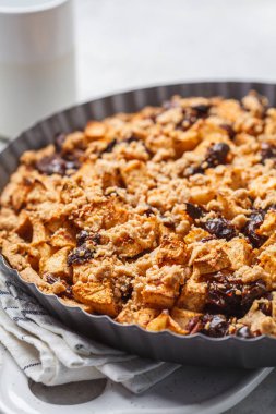 Fırın çanak tarçın ile Vegan elmalı turta.