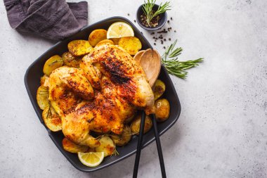 Bir ızgara tavada patates ile Kızarmış bütün tabaka tavuk, üst vie