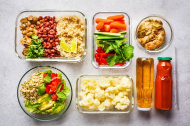 Cam kaplarda sağlıklı vegan gıda, üst görünümü. Pirinç, fasulye, v