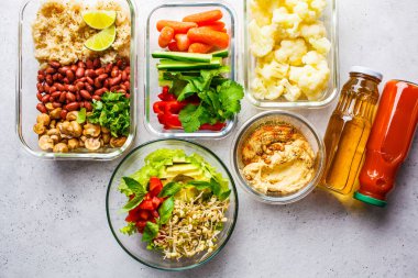 Cam kaplarda sağlıklı vegan gıda, üst görünümü. Pirinç, fasulye, v