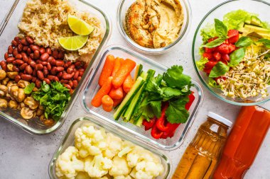 Cam kaplarda sağlıklı vegan gıda, üst görünümü. Pirinç, fasulye, v