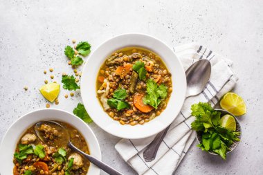 Beyaz tabakta sebzeli mercimek çorbası, beyaz arka plan, 