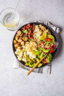 Vejetaryen öğle yemeği. Mantar, fasulye, salata ve hu ile kahverengi pirinç