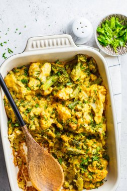 Brokoli, yeşil bezelye ve karnabahar peyniri güveç ove