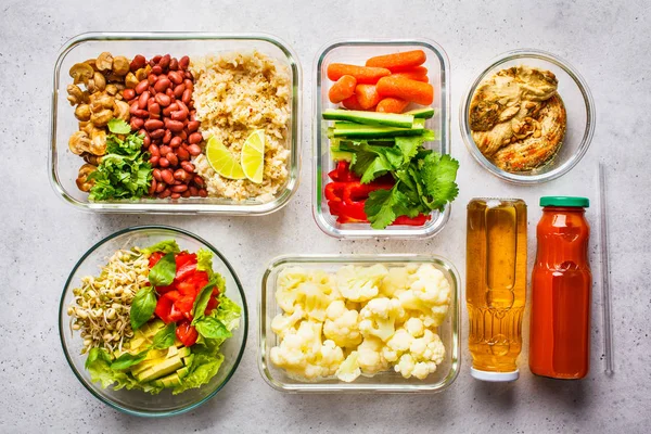 Cam kaplarda sağlıklı vegan gıda, üst görünümü. Pirinç, fasulye, v
