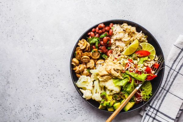 Almoço vegetariano. Arroz integral com cogumelos, feijão, salada e hu — Fotografia de Stock