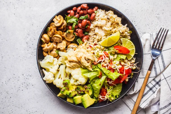 Almoço vegetariano. Arroz integral com cogumelos, feijão, salada e hu — Fotografia de Stock