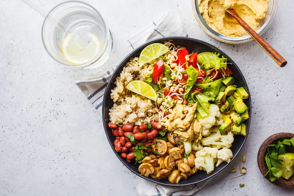 Almoço vegetariano. Arroz integral com cogumelos, feijão, salada e hu — Fotografia de Stock