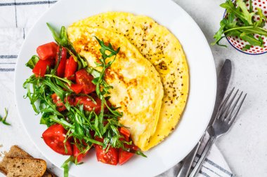Beyaz plaka peynir ve domates salatası ile Klasik omlet, için