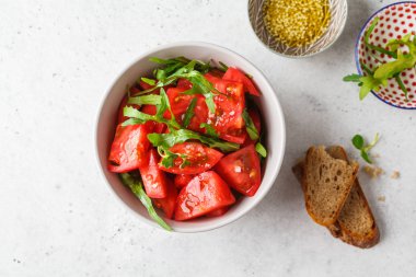 Domates ve arugula salatası ile lahana ve zeytinyağı gri bo