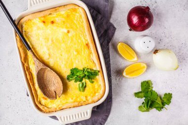 Siyah pişirme çanak peynir ve otlar ile Soğan pasta.