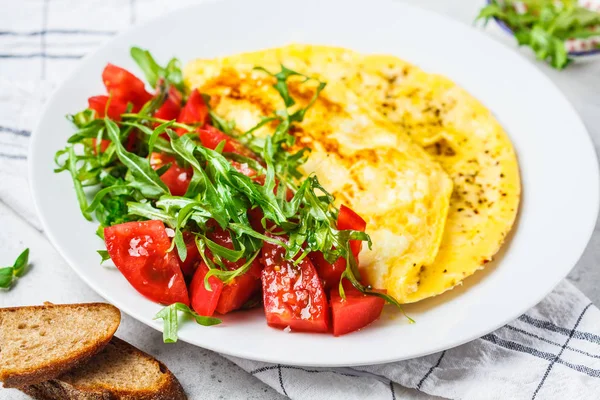 Klassisches Omelett mit Käse-Tomaten-Salat auf weißem Teller. — Stockfoto