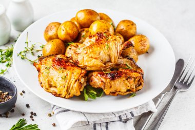 Izgara tavuk ve fırında patates 