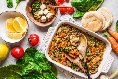 Sebzeli vegan mercimek körisi, üstte. 