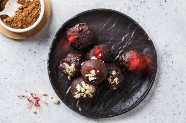 Kakao ile sağlıklı ham enerji topları, tarihler, maca, chia