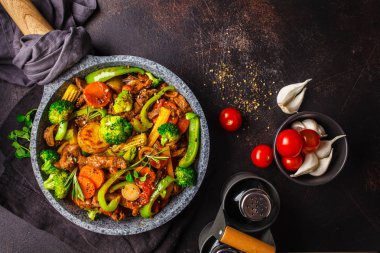 Bir tavada patates ve sebze ile kızarmış sığır eti stroganoff