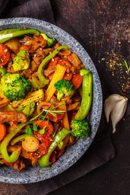 Bir tavada patates ve sebze ile kızarmış sığır eti stroganoff