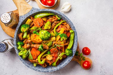 Bir tavada patates ve sebze ile kızarmış sığır eti stroganoff