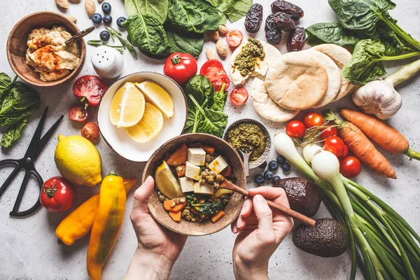 Zdrowe wegetariańskie tło żywnościowe. Warzywa, pesto i soczewika — Zdjęcie stockowe