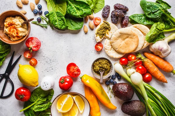 Zdrowe wegetariańskie tło żywnościowe. Warzywa, pesto i hummus — Zdjęcie stockowe