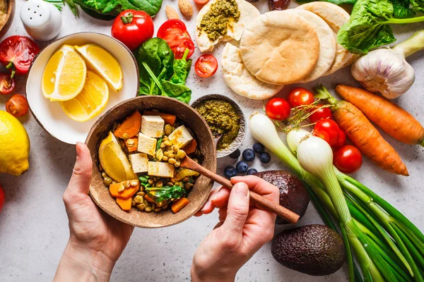 Gezond vegetarisch eten achtergrond. Groenten, pesto en linzen — Stockfoto