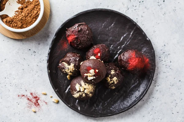 Healthy raw energy balls with cocoa, dates, maca, chia — Stock Photo, Image