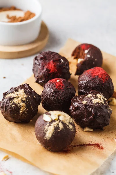 Healthy raw energy balls with cocoa, dates, maca, chia — Stock Photo, Image