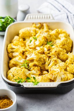 Beyaz beton arka plan üzerinde fırın çanak pişmiş karnabahar.