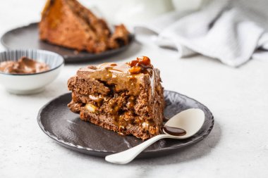 Çikolata krema ve karamel ile ev yapımı snickers kek Parçası