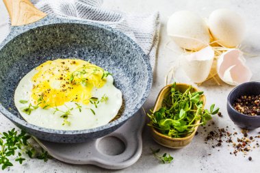 Tavada kızarmış hindi yumurtası, gri arka plan.