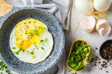 Tavada kızarmış hindi yumurtası, gri arka plan.