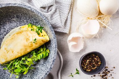 Tavada kızarmış hindi yumurtası, gri arka plan.