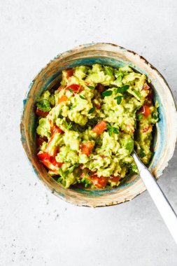 Bir kase taze avokado domates guacamole. 