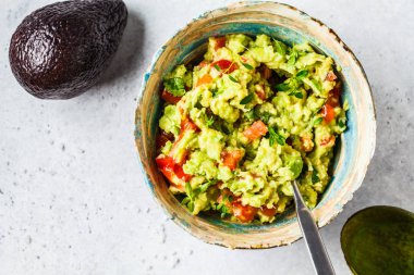 Bir kase taze avokado domates guacamole. 