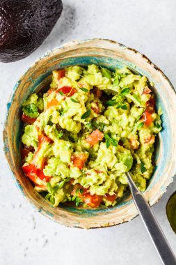 Bir kase taze avokado domates guacamole. 