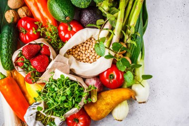 Dengeli vejetaryen yemek arka plan. Sebze, meyve, çilek