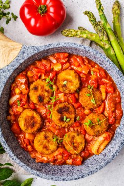 Tavada domates soslu vejetaryen sebze köfte. 