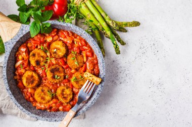 Tavada domates soslu vejetaryen sebze köfte. 