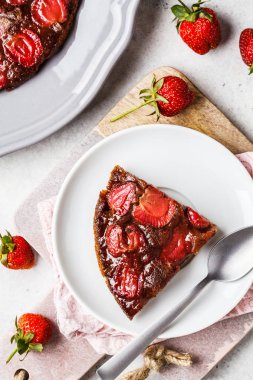 Siyah beyaz tabaklarda çilekli turta (tart) dilimleri