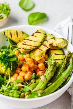 Izgara avokado, kuşkonmaz, nohut ile Buda kase