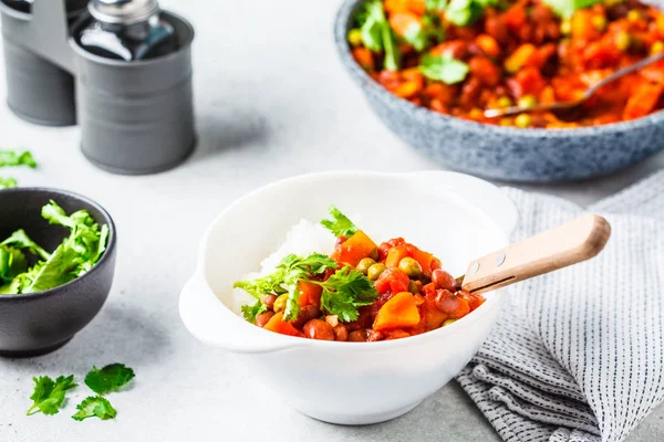 Veganer Bohneneintopf mit Tomaten und Reis in der Pfanne — Stockfoto