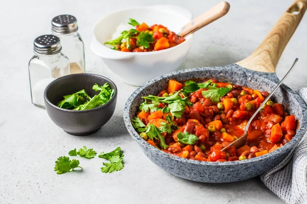Vegan gulasz z pomidorów i ryżu na patelni — Zdjęcie stockowe