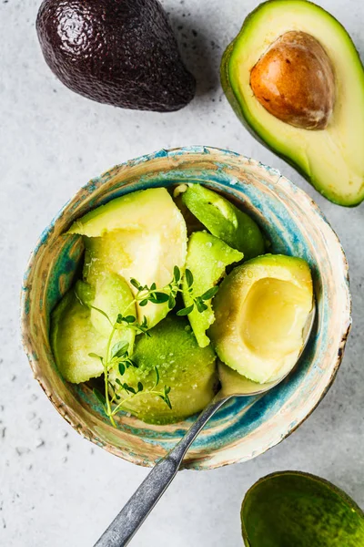 Mitades de aguacate peladas en un tazón, vista superior. Cocinar guacamole . —  Fotos de Stock