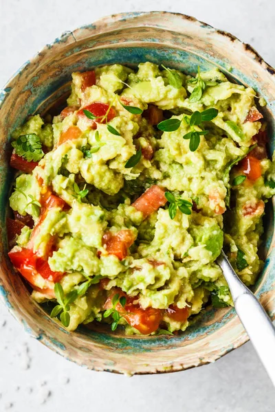 Bir kase taze avokado domates guacamole. 