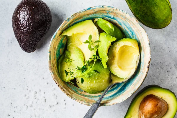 Peeled avocado halves in a bowl, top view. Cooking guacamole. — Stock Photo, Image
