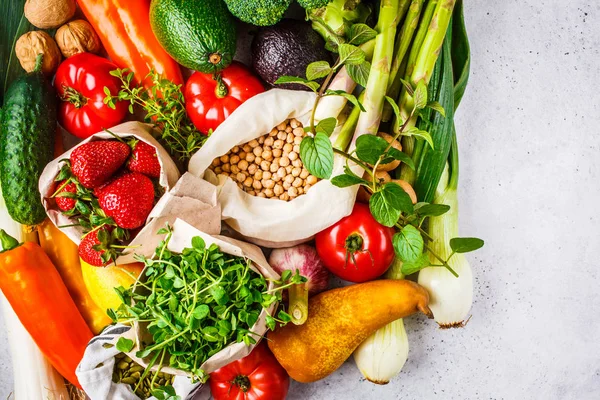 Dengeli vejetaryen yemek arka plan. Sebze, meyve, çilek